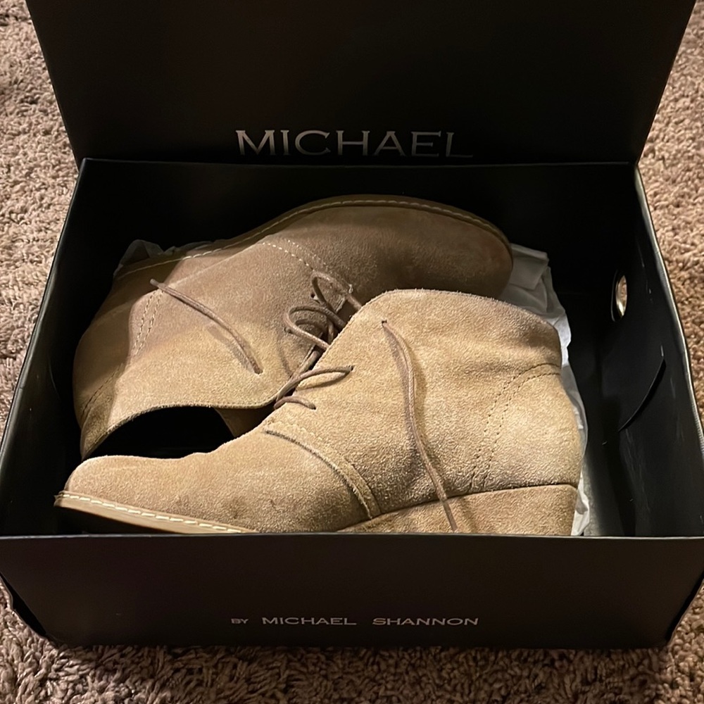 EUC Size 7 Women’s by Michael Shannon Rebeka Taupe Lace Up Wedge Bootie